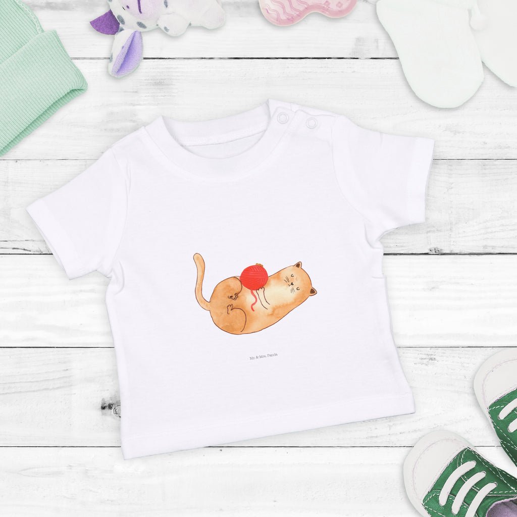 Organic Baby Shirt Katzen Wollknäul Baby T-Shirt, Jungen Baby T-Shirt, Mädchen Baby T-Shirt, Shirt, Katze, Katzenmotiv, Katzenfan, Katzendeko, Katzenfreund, Katzenliebhaber, Katzenprodukte, Katzenartikel, Katzenaccessoires, Katzensouvenirs, Katzenliebhaberprodukte, Katzenmotive, Katzen, Kater, Mietze, Cat, Cats, Katzenhalter, Katzenbesitzerin, Haustier, Wollknäuel, Wolle, Spielen, Spiel, verspielt