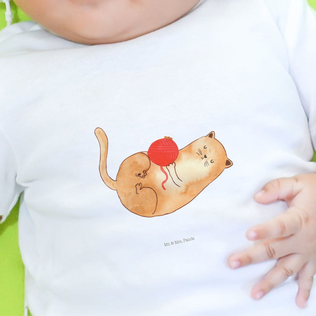 Organic Baby Shirt Katzen Wollknäul Baby T-Shirt, Jungen Baby T-Shirt, Mädchen Baby T-Shirt, Shirt, Katze, Katzenmotiv, Katzenfan, Katzendeko, Katzenfreund, Katzenliebhaber, Katzenprodukte, Katzenartikel, Katzenaccessoires, Katzensouvenirs, Katzenliebhaberprodukte, Katzenmotive, Katzen, Kater, Mietze, Cat, Cats, Katzenhalter, Katzenbesitzerin, Haustier, Wollknäuel, Wolle, Spielen, Spiel, verspielt