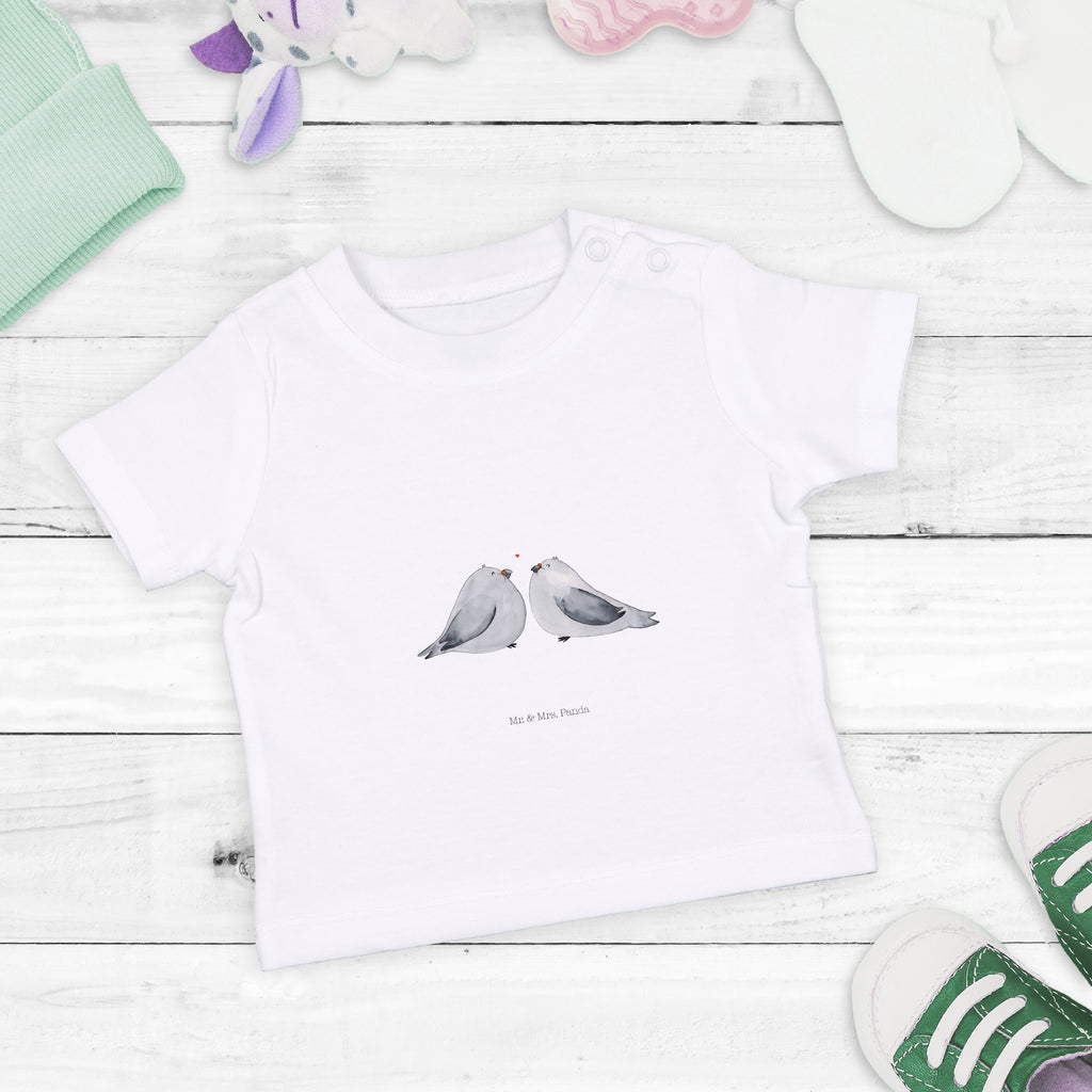 Organic Baby Shirt Turteltauben Liebe Baby T-Shirt, Jungen Baby T-Shirt, Mädchen Baby T-Shirt, Shirt, Liebe, Partner, Freund, Freundin, Ehemann, Ehefrau, Heiraten, Verlobung, Heiratsantrag, Liebesgeschenk, Jahrestag, Hocheitstag, Turteltauben, Turteltäubchen, Tauben, Verliebt, Verlobt, Verheiratet, Geschenk Freundin, Geschenk Freund, Liebesbeweis, Hochzeitstag, Geschenk Hochzeit