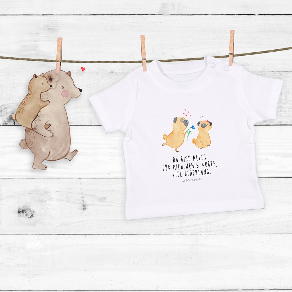 Organic Baby Shirt Mops verliebt Baby T-Shirt, Jungen Baby T-Shirt, Mädchen Baby T-Shirt, Shirt, Hund, Hundemotiv, Haustier, Hunderasse, Tierliebhaber, Hundebesitzer, Sprüche, Mops, Möpse, Hundeliebe, verliebt, Liebe, Liebesspruch. Verlobt, Geschenk Freund, Partner