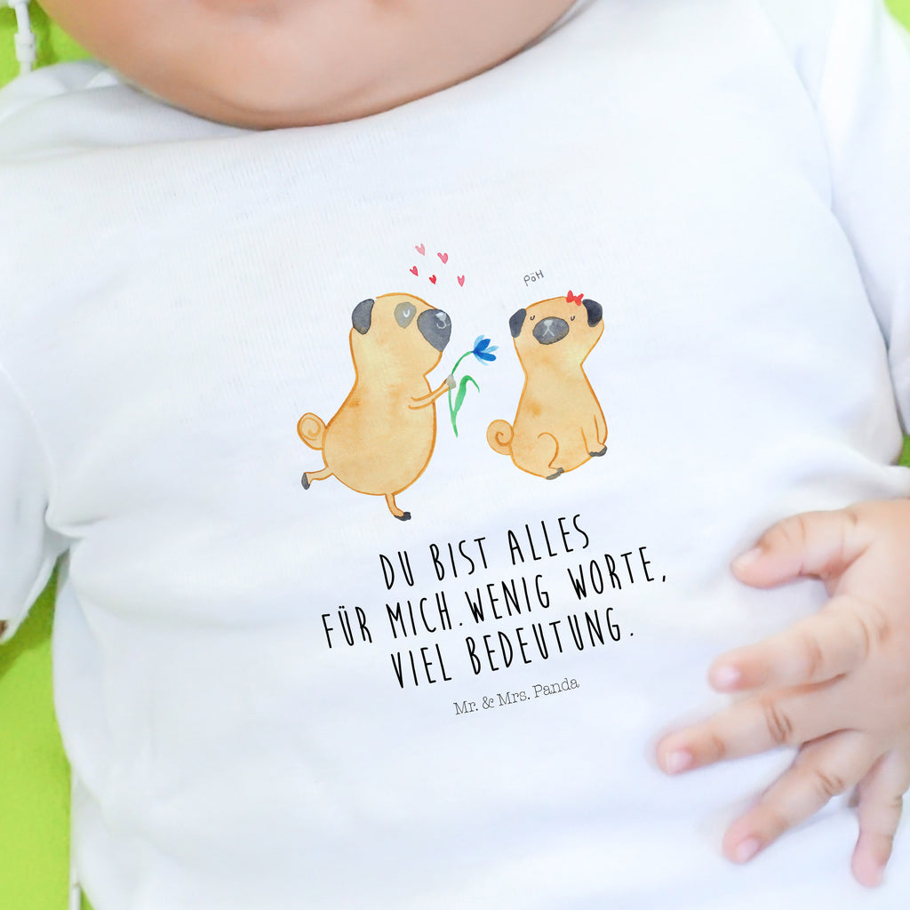 Organic Baby Shirt Mops verliebt Baby T-Shirt, Jungen Baby T-Shirt, Mädchen Baby T-Shirt, Shirt, Hund, Hundemotiv, Haustier, Hunderasse, Tierliebhaber, Hundebesitzer, Sprüche, Mops, Möpse, Hundeliebe, verliebt, Liebe, Liebesspruch. Verlobt, Geschenk Freund, Partner