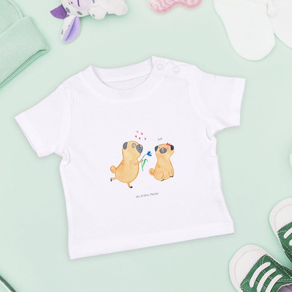 Organic Baby Shirt Mops verliebt Baby T-Shirt, Jungen Baby T-Shirt, Mädchen Baby T-Shirt, Shirt, Hund, Hundemotiv, Haustier, Hunderasse, Tierliebhaber, Hundebesitzer, Sprüche, Mops, Möpse, Hundeliebe, verliebt, Liebe, Liebesspruch. Verlobt, Geschenk Freund, Partner