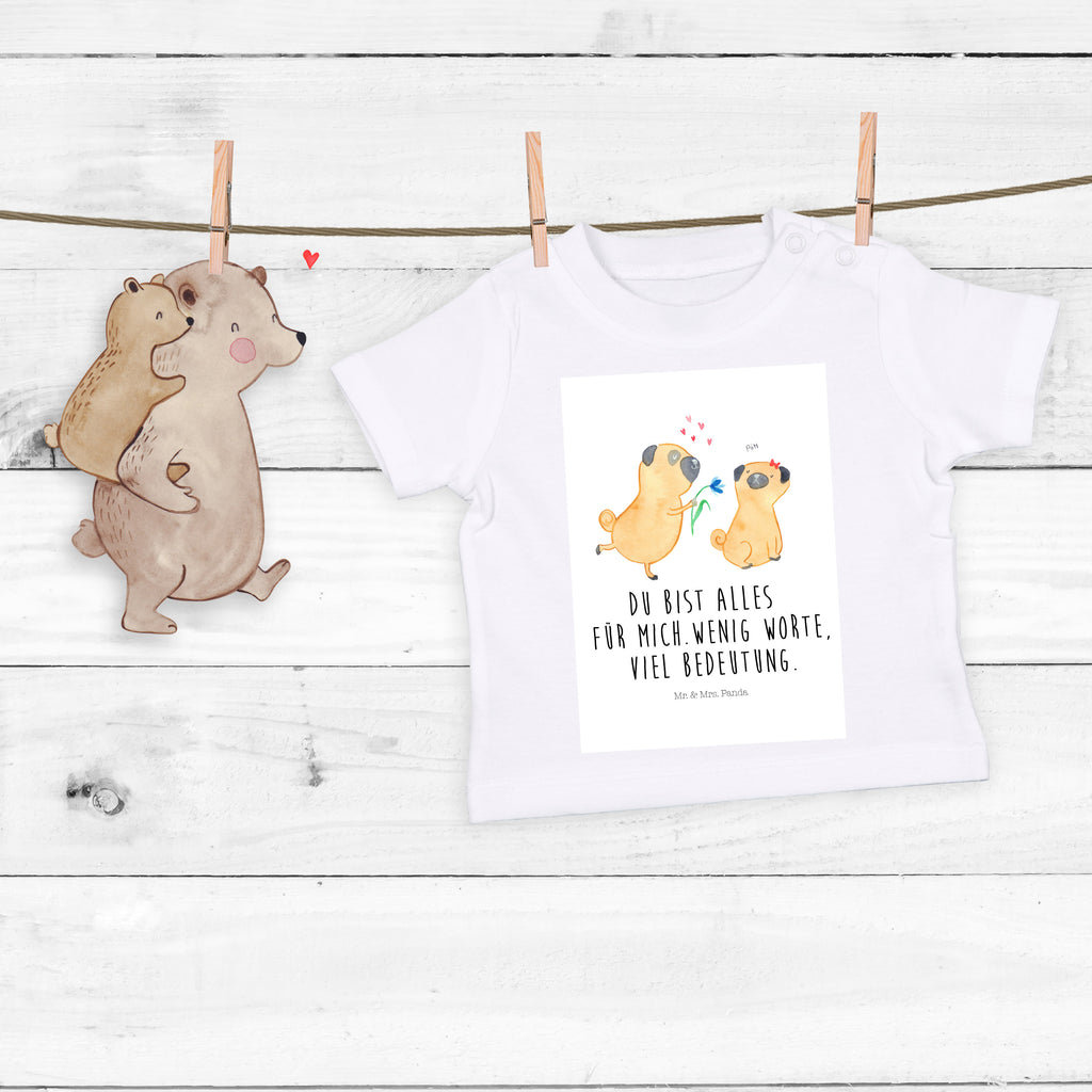 Organic Baby Shirt Mops verliebt Baby T-Shirt, Jungen Baby T-Shirt, Mädchen Baby T-Shirt, Shirt, Hund, Hundemotiv, Haustier, Hunderasse, Tierliebhaber, Hundebesitzer, Sprüche, Mops, Möpse, Hundeliebe, verliebt, Liebe, Liebesspruch. Verlobt, Geschenk Freund, Partner