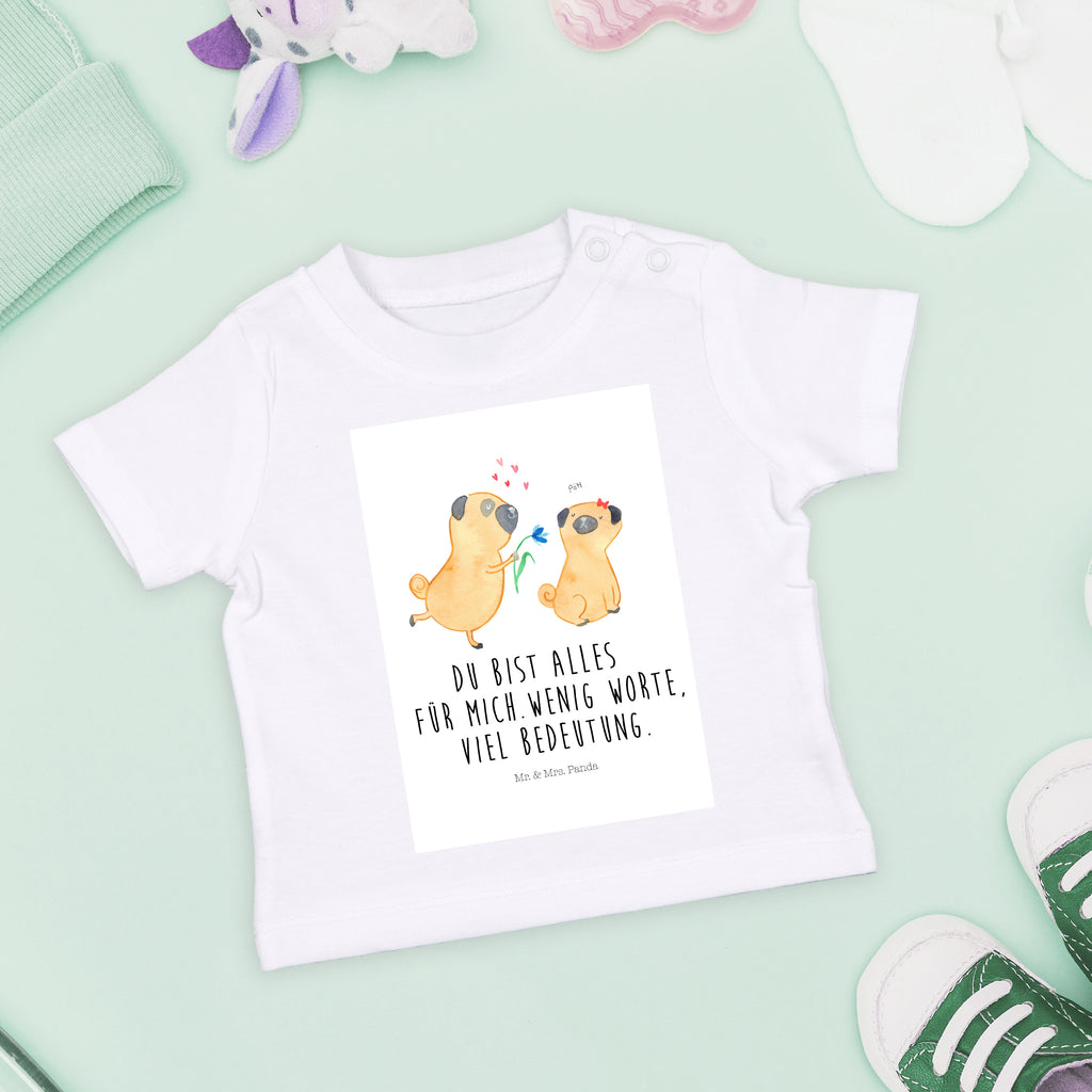 Organic Baby Shirt Mops verliebt Baby T-Shirt, Jungen Baby T-Shirt, Mädchen Baby T-Shirt, Shirt, Hund, Hundemotiv, Haustier, Hunderasse, Tierliebhaber, Hundebesitzer, Sprüche, Mops, Möpse, Hundeliebe, verliebt, Liebe, Liebesspruch. Verlobt, Geschenk Freund, Partner