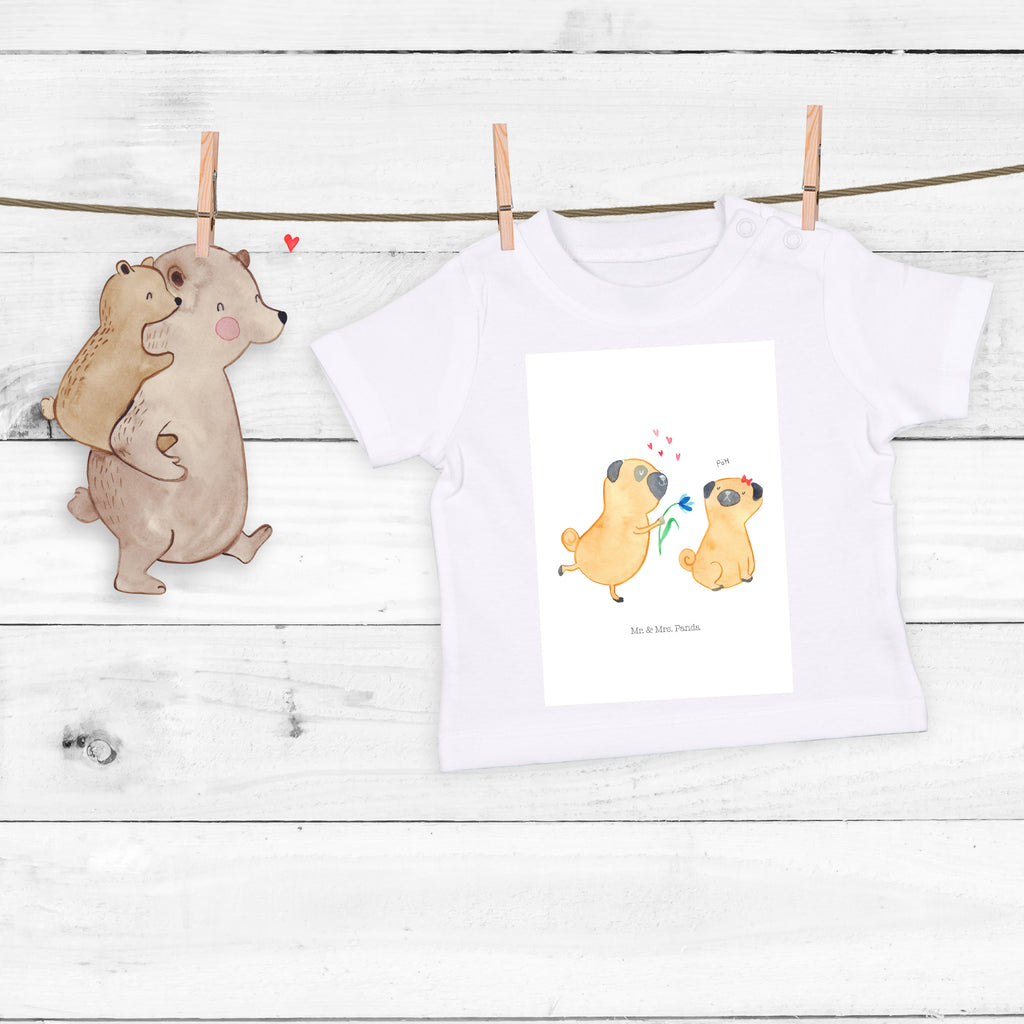 Organic Baby Shirt Mops verliebt Baby T-Shirt, Jungen Baby T-Shirt, Mädchen Baby T-Shirt, Shirt, Hund, Hundemotiv, Haustier, Hunderasse, Tierliebhaber, Hundebesitzer, Sprüche, Mops, Möpse, Hundeliebe, verliebt, Liebe, Liebesspruch. Verlobt, Geschenk Freund, Partner