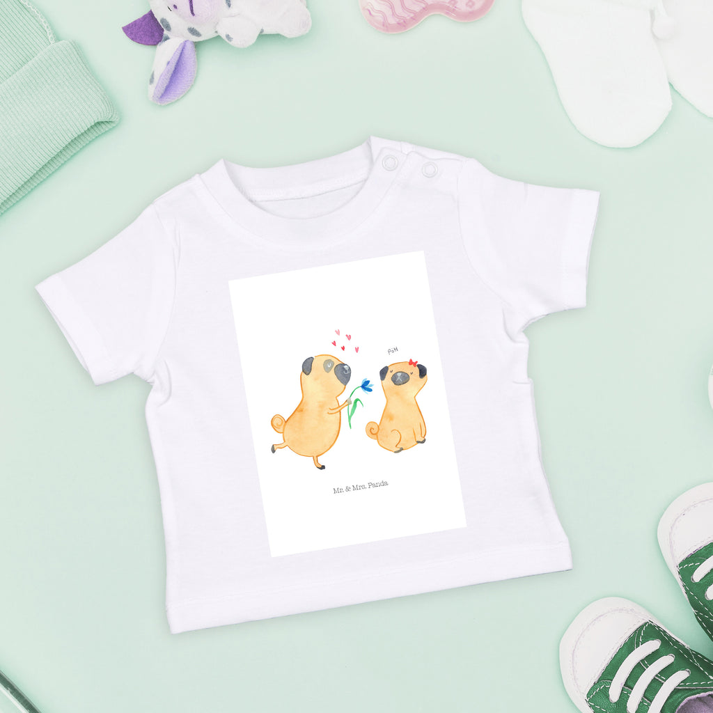 Organic Baby Shirt Mops verliebt Baby T-Shirt, Jungen Baby T-Shirt, Mädchen Baby T-Shirt, Shirt, Hund, Hundemotiv, Haustier, Hunderasse, Tierliebhaber, Hundebesitzer, Sprüche, Mops, Möpse, Hundeliebe, verliebt, Liebe, Liebesspruch. Verlobt, Geschenk Freund, Partner