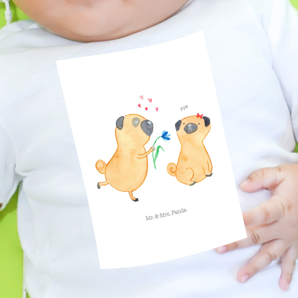Organic Baby Shirt Mops verliebt Baby T-Shirt, Jungen Baby T-Shirt, Mädchen Baby T-Shirt, Shirt, Hund, Hundemotiv, Haustier, Hunderasse, Tierliebhaber, Hundebesitzer, Sprüche, Mops, Möpse, Hundeliebe, verliebt, Liebe, Liebesspruch. Verlobt, Geschenk Freund, Partner
