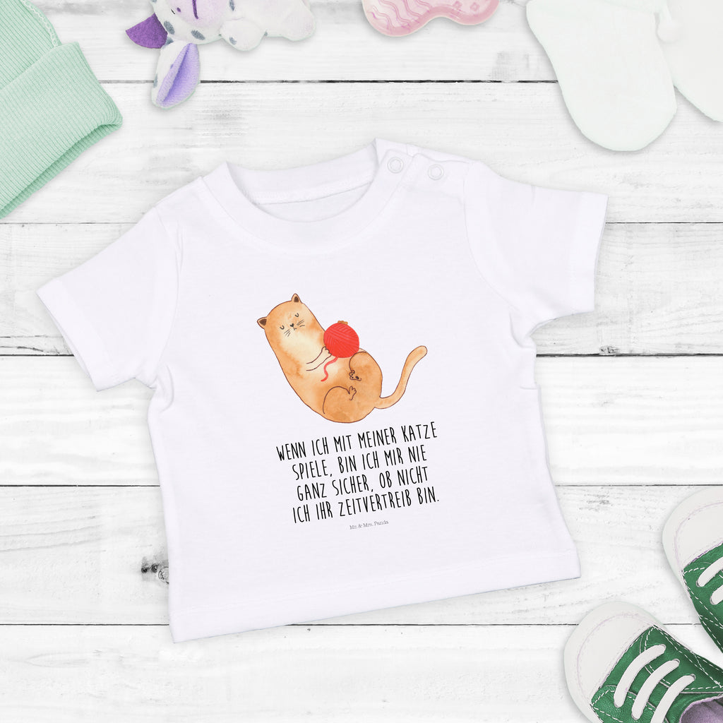 Organic Baby Shirt Katzen Wollknäul Baby T-Shirt, Jungen Baby T-Shirt, Mädchen Baby T-Shirt, Shirt, Katze, Katzenmotiv, Katzenfan, Katzendeko, Katzenfreund, Katzenliebhaber, Katzenprodukte, Katzenartikel, Katzenaccessoires, Katzensouvenirs, Katzenliebhaberprodukte, Katzenmotive, Katzen, Kater, Mietze, Cat, Cats, Katzenhalter, Katzenbesitzerin, Haustier, Wollknäuel, Wolle, Spielen, Spiel, verspielt