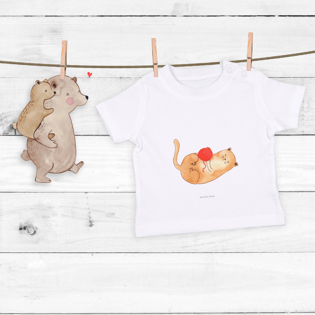 Organic Baby Shirt Katzen Wollknäul Baby T-Shirt, Jungen Baby T-Shirt, Mädchen Baby T-Shirt, Shirt, Katze, Katzenmotiv, Katzenfan, Katzendeko, Katzenfreund, Katzenliebhaber, Katzenprodukte, Katzenartikel, Katzenaccessoires, Katzensouvenirs, Katzenliebhaberprodukte, Katzenmotive, Katzen, Kater, Mietze, Cat, Cats, Katzenhalter, Katzenbesitzerin, Haustier, Wollknäuel, Wolle, Spielen, Spiel, verspielt