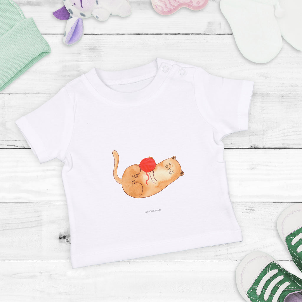 Organic Baby Shirt Katzen Wollknäul Baby T-Shirt, Jungen Baby T-Shirt, Mädchen Baby T-Shirt, Shirt, Katze, Katzenmotiv, Katzenfan, Katzendeko, Katzenfreund, Katzenliebhaber, Katzenprodukte, Katzenartikel, Katzenaccessoires, Katzensouvenirs, Katzenliebhaberprodukte, Katzenmotive, Katzen, Kater, Mietze, Cat, Cats, Katzenhalter, Katzenbesitzerin, Haustier, Wollknäuel, Wolle, Spielen, Spiel, verspielt