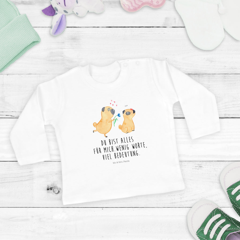 12-18 Monate Baby Longsleeve Mops verliebt Mädchen, Jungen, Baby, Langarm, Bio, Kleidung, Hund, Hundemotiv, Haustier, Hunderasse, Tierliebhaber, Hundebesitzer, Sprüche, Mops, Möpse, Hundeliebe, verliebt, Liebe, Liebesspruch. Verlobt, Geschenk Freund, Partner