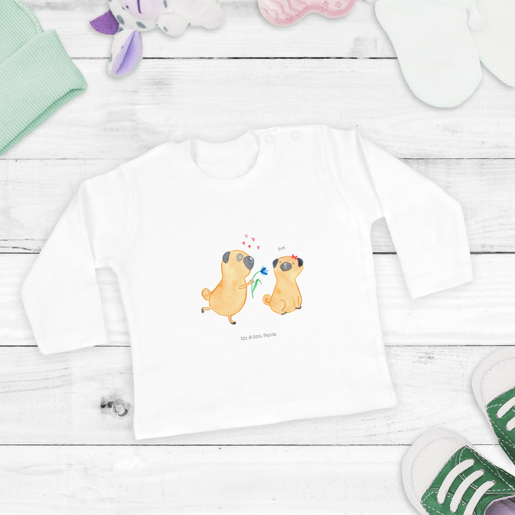 12-18 Monate Baby Longsleeve Mops verliebt Mädchen, Jungen, Baby, Langarm, Bio, Kleidung, Hund, Hundemotiv, Haustier, Hunderasse, Tierliebhaber, Hundebesitzer, Sprüche, Mops, Möpse, Hundeliebe, verliebt, Liebe, Liebesspruch. Verlobt, Geschenk Freund, Partner