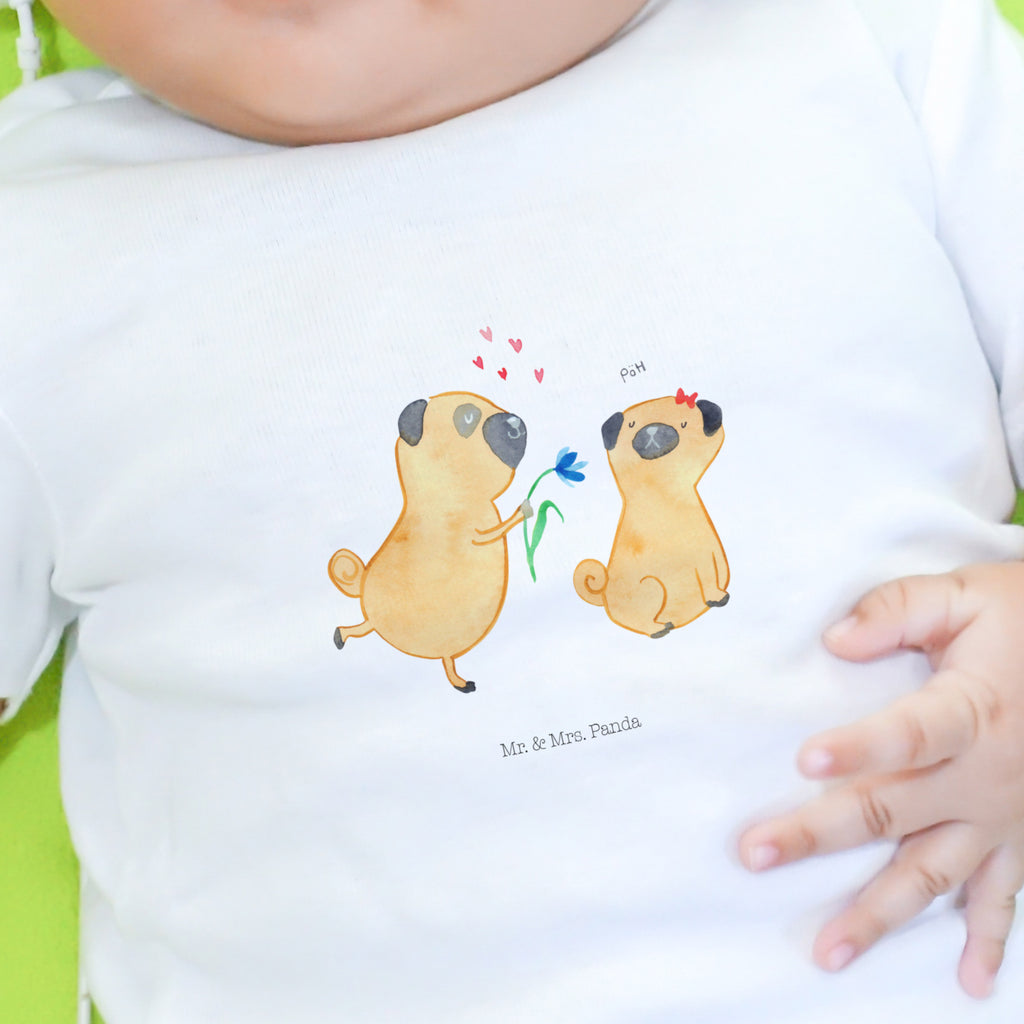 12-18 Monate Baby Longsleeve Mops verliebt Mädchen, Jungen, Baby, Langarm, Bio, Kleidung, Hund, Hundemotiv, Haustier, Hunderasse, Tierliebhaber, Hundebesitzer, Sprüche, Mops, Möpse, Hundeliebe, verliebt, Liebe, Liebesspruch. Verlobt, Geschenk Freund, Partner