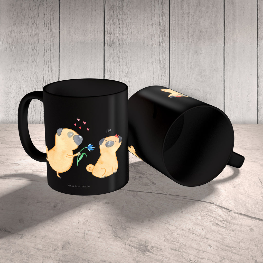 Tasse Mops verliebt  	Mops, Möpse, Hund, Hundeliebe, verliebt, Liebe, Liebesspruch. Verlobt, Geschenk Freund, Partner Becher, Kaffeetasse, Kaffeebecher, Tee, Frühstück, Büro  Hund, Hundemotiv, Haustier, Hunderasse, Tierliebhaber, Hundebesitzer, Sprüche