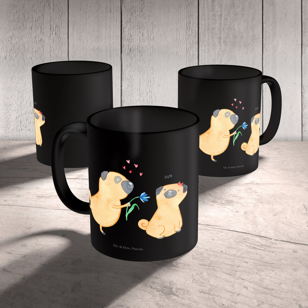 Tasse Mops verliebt  	Mops, Möpse, Hund, Hundeliebe, verliebt, Liebe, Liebesspruch. Verlobt, Geschenk Freund, Partner Becher, Kaffeetasse, Kaffeebecher, Tee, Frühstück, Büro  Hund, Hundemotiv, Haustier, Hunderasse, Tierliebhaber, Hundebesitzer, Sprüche