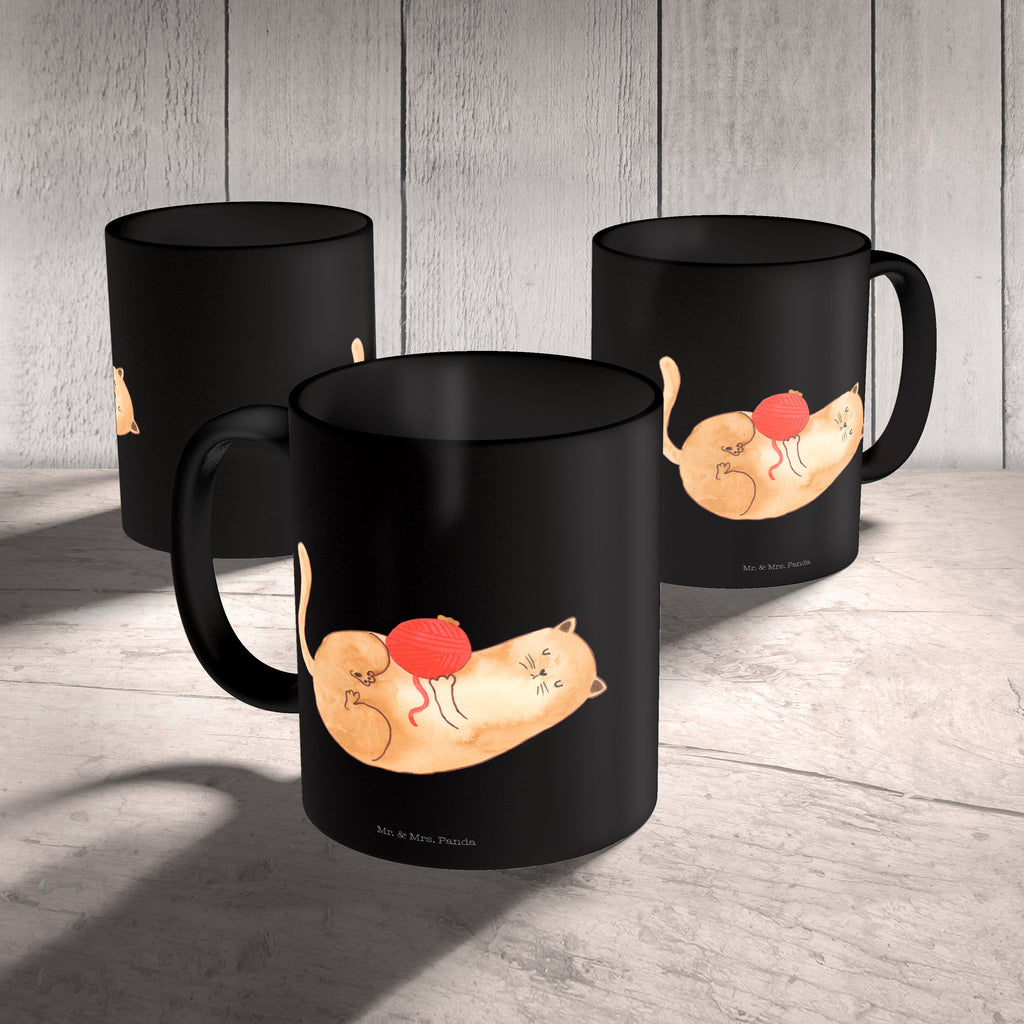 Tasse Katzen Wollknäul Katzen, Katze, Kater, Mietze, Cat, Cats, Katzenhalter, Katzenbesitzerin, Haustier, Wollknäuel, Wolle, Spielen, Spiel, verspielt,	 Becher, Kaffeetasse, Kaffeebecher, Tee, Frühstück, Büro  Katze, Katzenmotiv, Katzenfan, Katzendeko, Katzenfreund, Katzenliebhaber, Katzenprodukte, Katzenartikel, Katzenaccessoires, Katzensouvenirs, Katzenliebhaberprodukte, Katzenmotive