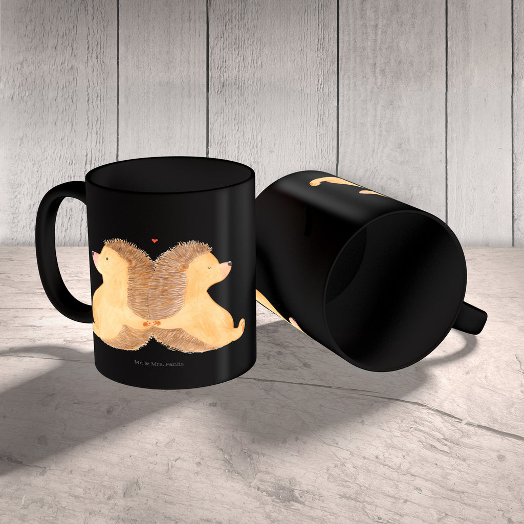 Tasse Igel händchenhaltend Igel, Igelliebe, Hand in Hand, Liebesbeweis, große Liebe, Liebesbotschaft, Liebesbeweis, Jahrestag, Verlobung, Hochzeit, Lieblingsmensch, Gemeinsamkeit, Love, Geschenk für zwei, Liebesgeschenk Becher, Kaffeetasse, Kaffeebecher, Tee, Frühstück, Büro  Liebe,  Partner, Freund, Freundin, Ehemann, Ehefrau, Heiraten, Verlobung, Heiratsantrag, Liebesgeschenk, Jahrestag, Hocheitstag