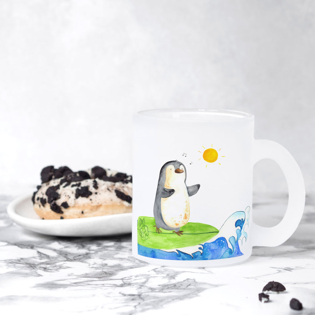 Teetasse Pinguin Surfer Teetasse, Teeglas, Teebecher, Tasse mit Henkel, Tasse, Glas Teetasse, Teetasse aus Glas, Pinguin, Pinguine, surfen, Surfer, Hawaii, Urlaub, Wellen, Wellen reiten, Portugal