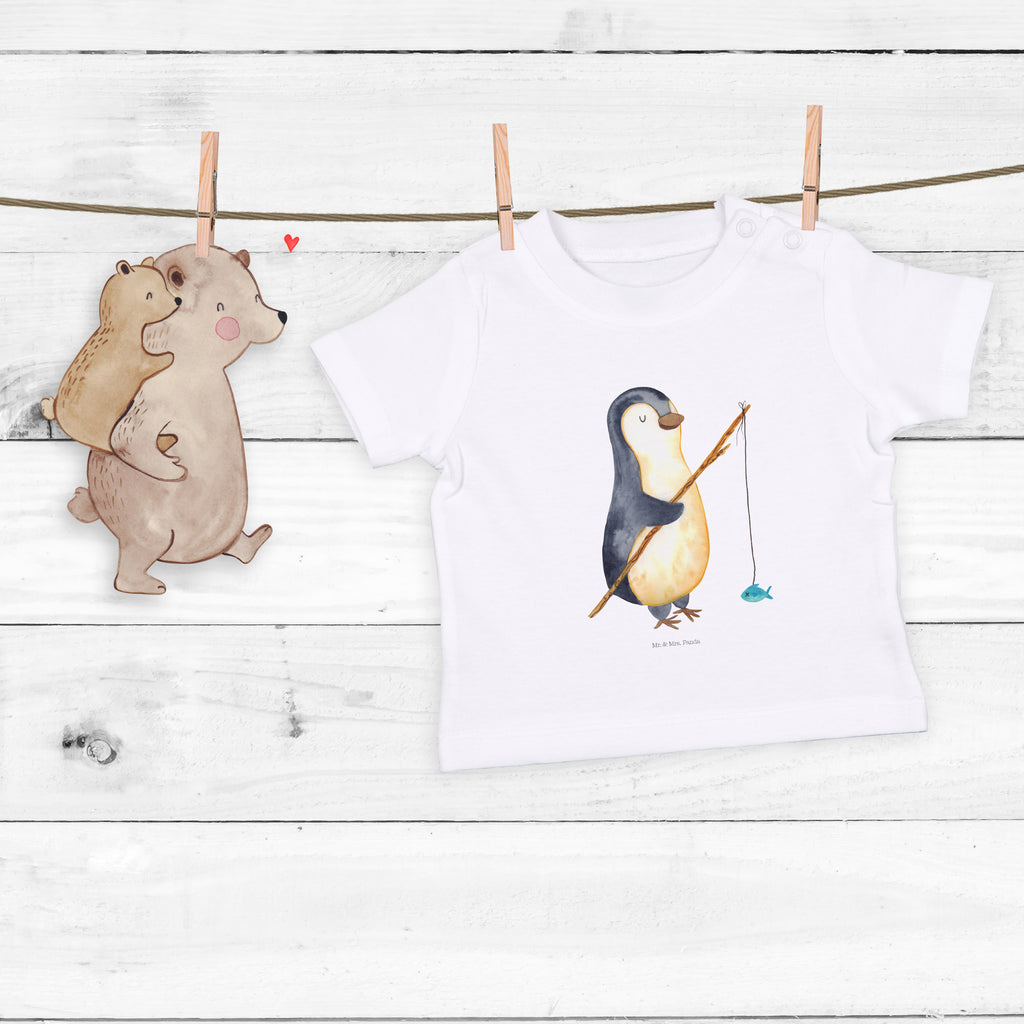 Organic Baby Shirt Pinguin Angler Baby T-Shirt, Jungen Baby T-Shirt, Mädchen Baby T-Shirt, Shirt, Pinguin, Pinguine, Angeln, Angler, Tagträume, Hobby, Plan, Planer, Tagesplan, Neustart, Motivation, Geschenk, Freundinnen, Geschenkidee, Urlaub, Wochenende