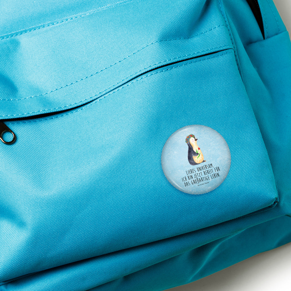 50mm Button Pinguin Blumenkranz 50mm Button, Button, Pin, Anstecknadel, Pinguin, Pinguine, Blumenkranz, Universum, Leben, Wünsche, Ziele, Lebensziele, Motivation, Lebenslust, Liebeskummer, Geschenkidee