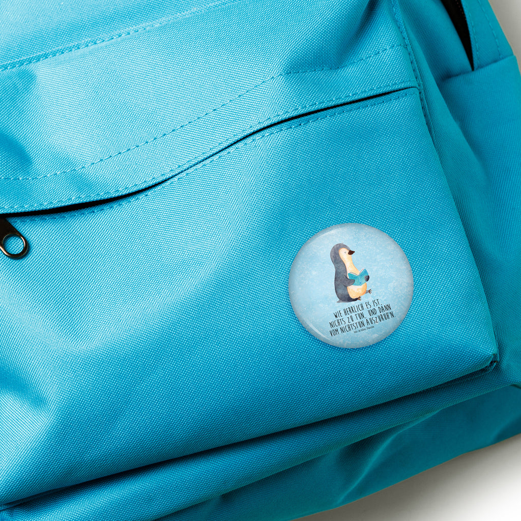 50mm Button Pinguin Buch 50mm Button, Button, Pin, Anstecknadel, Pinguin, Pinguine, Buch, Lesen, Bücherwurm, Nichtstun, Faulenzen, Ferien, Urlaub, Freizeit