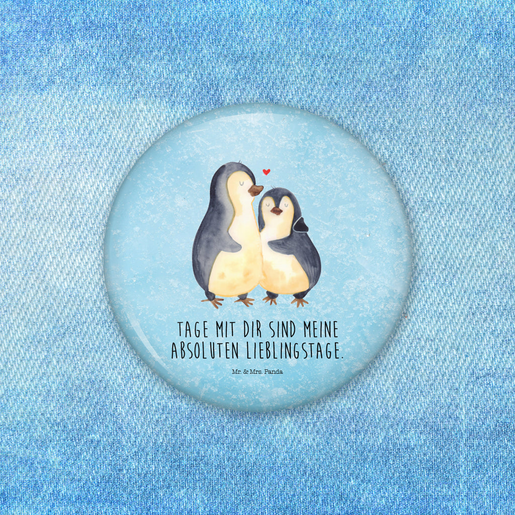 50mm Button Pinguin umarmend 50mm Button, Button, Pin, Anstecknadel, Pinguin, Liebe, Liebespaar, Liebesbeweis, Liebesgeschenk, Verlobung, Jahrestag, Hochzeitstag, Hochzeit, Hochzeitsgeschenk