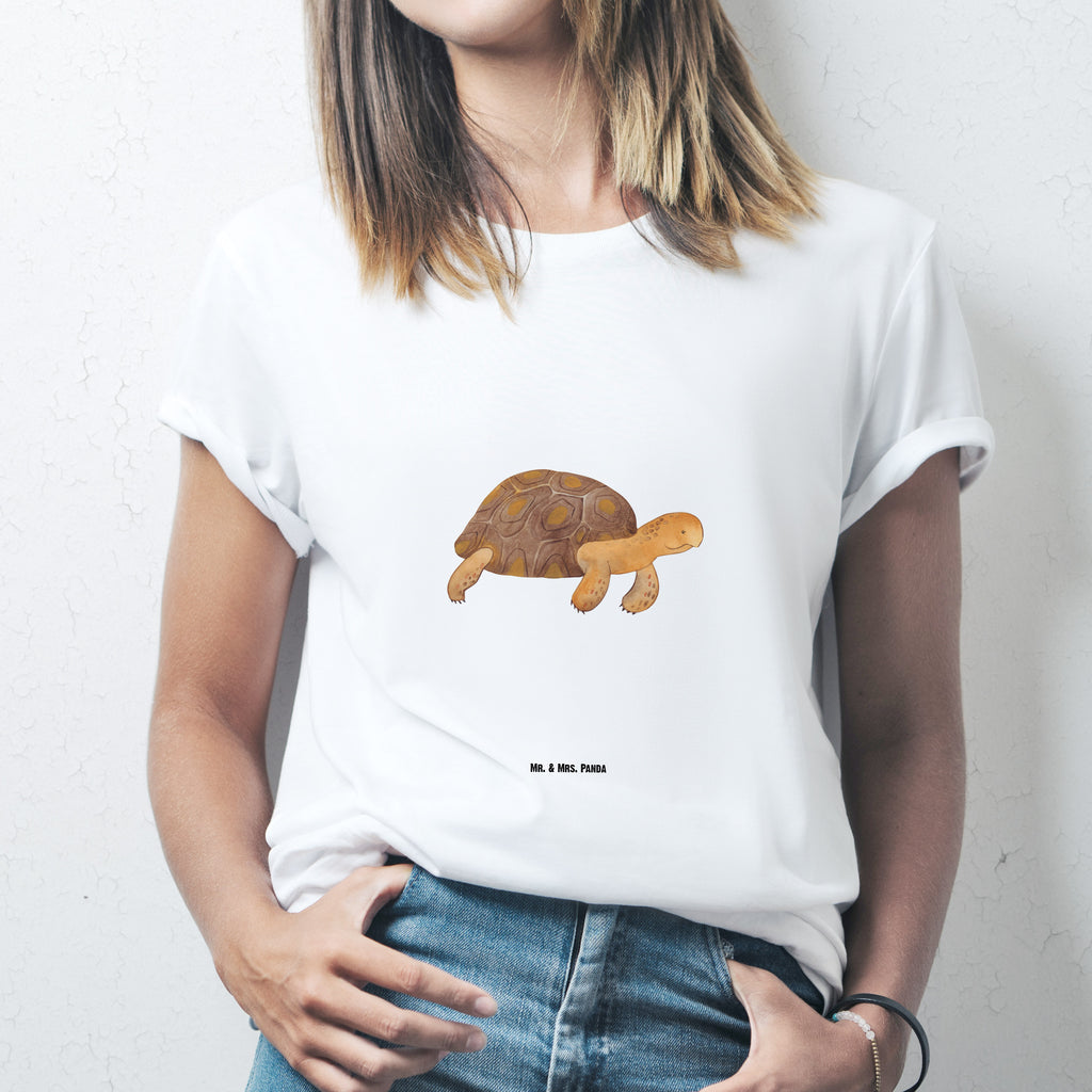 Größe L T-Shirt Schildkröte marschiert T-Shirt, Shirt, Tshirt, Lustiges T-Shirt, T-Shirt mit Spruch, Party, Junggesellenabschied, Jubiläum, Geburstag, Herrn, Damen, Männer, Frauen, Schlafshirt, Nachthemd, Sprüche, Meerestiere, Meer, Urlaub, Schildkröte, Schildkröten, get lost, Abenteuer, Reiselust, Inspiration, Neustart, Motivation, Lieblingsmensch
