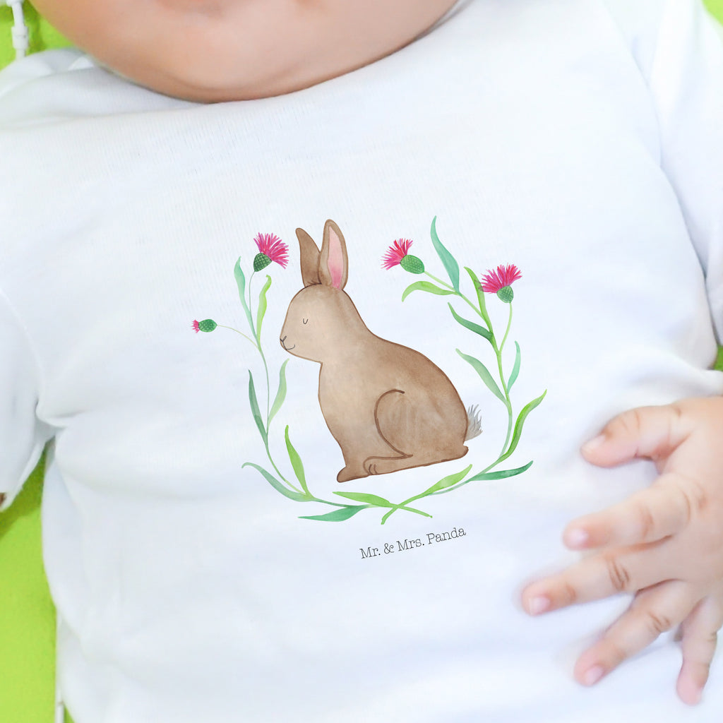 Organic Baby Shirt Hase sitzend Baby T-Shirt, Jungen Baby T-Shirt, Mädchen Baby T-Shirt, Shirt, Ostern, Osterhase, Ostergeschenke, Osternest, Osterdeko, Geschenk zu Ostern, Frohe Ostern, Ostergrüße, Osterblume, Liebe, Grüße, Hase, Kaninchen