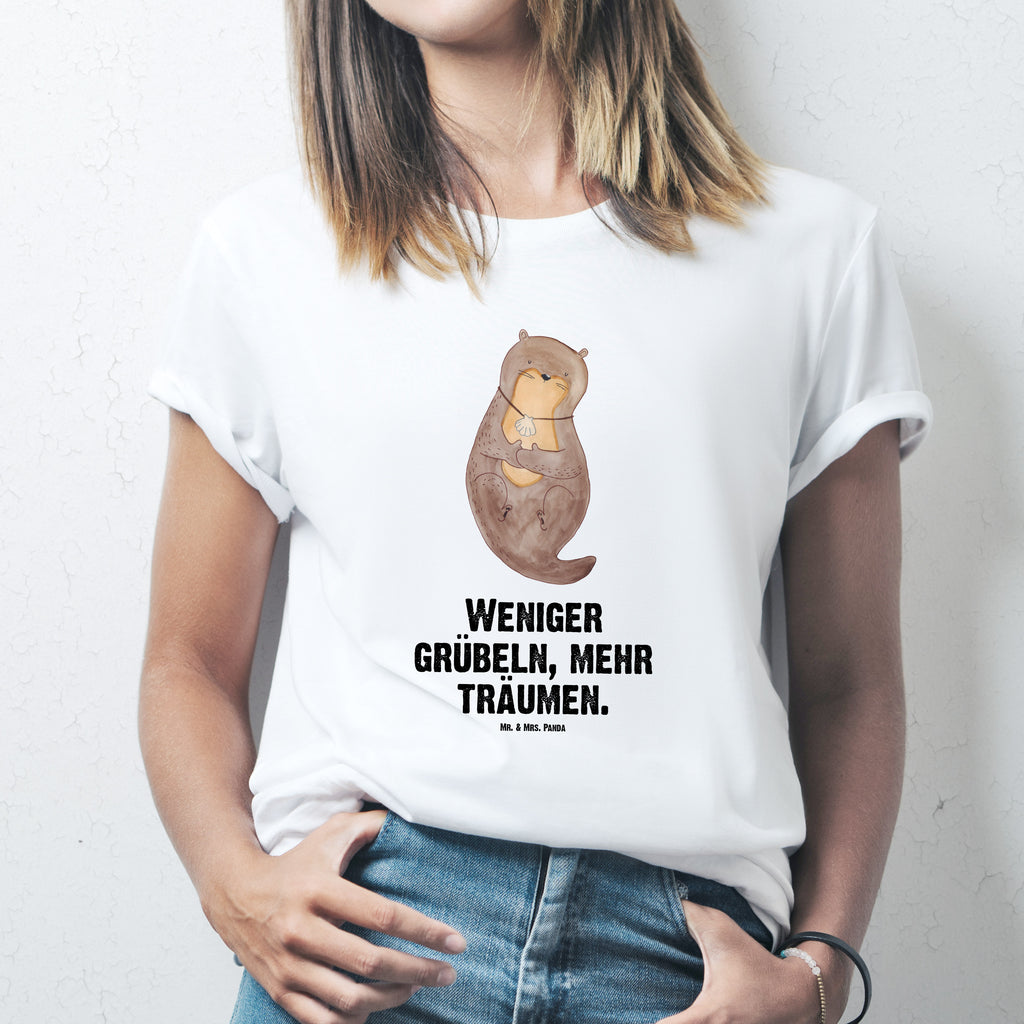 Größe XL T-Shirt Otter mit Muschelmedaillon T-Shirt, Shirt, Tshirt, Lustiges T-Shirt, T-Shirt mit Spruch, Party, Junggesellenabschied, Jubiläum, Geburstag, Herrn, Damen, Männer, Frauen, Schlafshirt, Nachthemd, Sprüche, Otter, Fischotter, Seeotter, Otterliebe, grübeln, träumen, Motivation, Tagträumen, Büro
