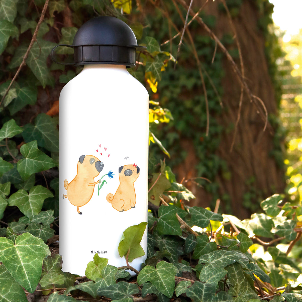 Kindertrinkflasche Mops verliebt Kindertrinkflasche, Kinder Trinkflasche, Trinkflasche, Flasche, Kinderflasche, Kinder, Kids, Kindergarten Flasche, Grundschule, Jungs, Mädchen, Hund, Hundemotiv, Haustier, Hunderasse, Tierliebhaber, Hundebesitzer, Sprüche, Mops, Möpse, Hundeliebe, verliebt, Liebe, Liebesspruch. Verlobt, Geschenk Freund, Partner