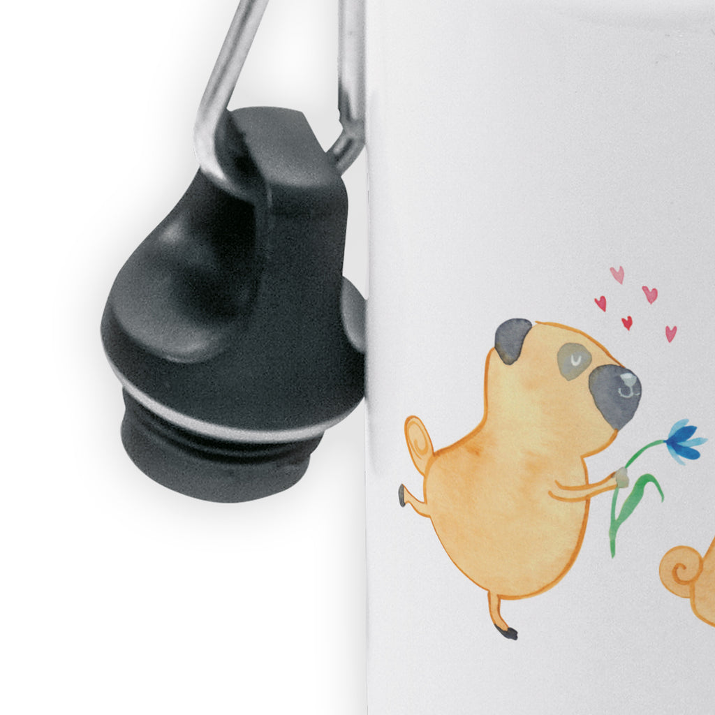 Kindertrinkflasche Mops verliebt Kindertrinkflasche, Kinder Trinkflasche, Trinkflasche, Flasche, Kinderflasche, Kinder, Kids, Kindergarten Flasche, Grundschule, Jungs, Mädchen, Hund, Hundemotiv, Haustier, Hunderasse, Tierliebhaber, Hundebesitzer, Sprüche, Mops, Möpse, Hundeliebe, verliebt, Liebe, Liebesspruch. Verlobt, Geschenk Freund, Partner