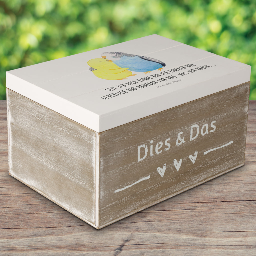 Holzkiste Wellensittich Liebe Holzkiste, Kiste, Schatzkiste, Truhe, Schatulle, XXL, Erinnerungsbox, Erinnerungskiste, Dekokiste, Aufbewahrungsbox, Liebe, Partner, Freund, Freundin, Ehemann, Ehefrau, Heiraten, Verlobung, Heiratsantrag, Liebesgeschenk, Jahrestag, Hocheitstag, Vögel, Wellensittich, Nähe, Kuscheln, Vertrauen