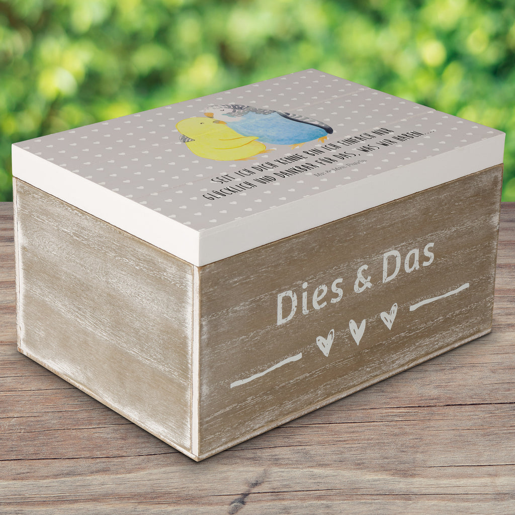 Holzkiste Wellensittich Liebe Holzkiste, Kiste, Schatzkiste, Truhe, Schatulle, XXL, Erinnerungsbox, Erinnerungskiste, Dekokiste, Aufbewahrungsbox, Liebe, Partner, Freund, Freundin, Ehemann, Ehefrau, Heiraten, Verlobung, Heiratsantrag, Liebesgeschenk, Jahrestag, Hocheitstag, Vögel, Wellensittich, Nähe, Kuscheln, Vertrauen