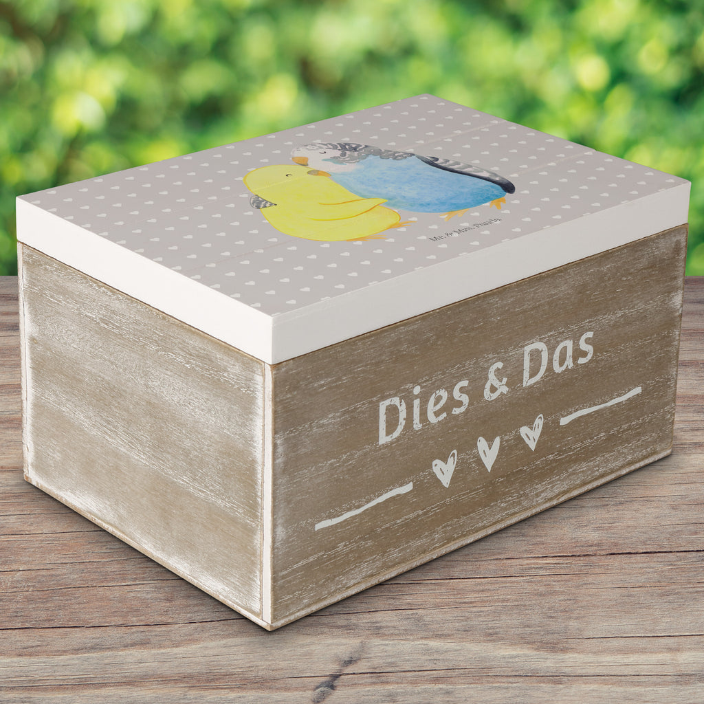 Holzkiste Wellensittich Liebe Holzkiste, Kiste, Schatzkiste, Truhe, Schatulle, XXL, Erinnerungsbox, Erinnerungskiste, Dekokiste, Aufbewahrungsbox, Liebe, Partner, Freund, Freundin, Ehemann, Ehefrau, Heiraten, Verlobung, Heiratsantrag, Liebesgeschenk, Jahrestag, Hocheitstag, Vögel, Wellensittich, Nähe, Kuscheln, Vertrauen