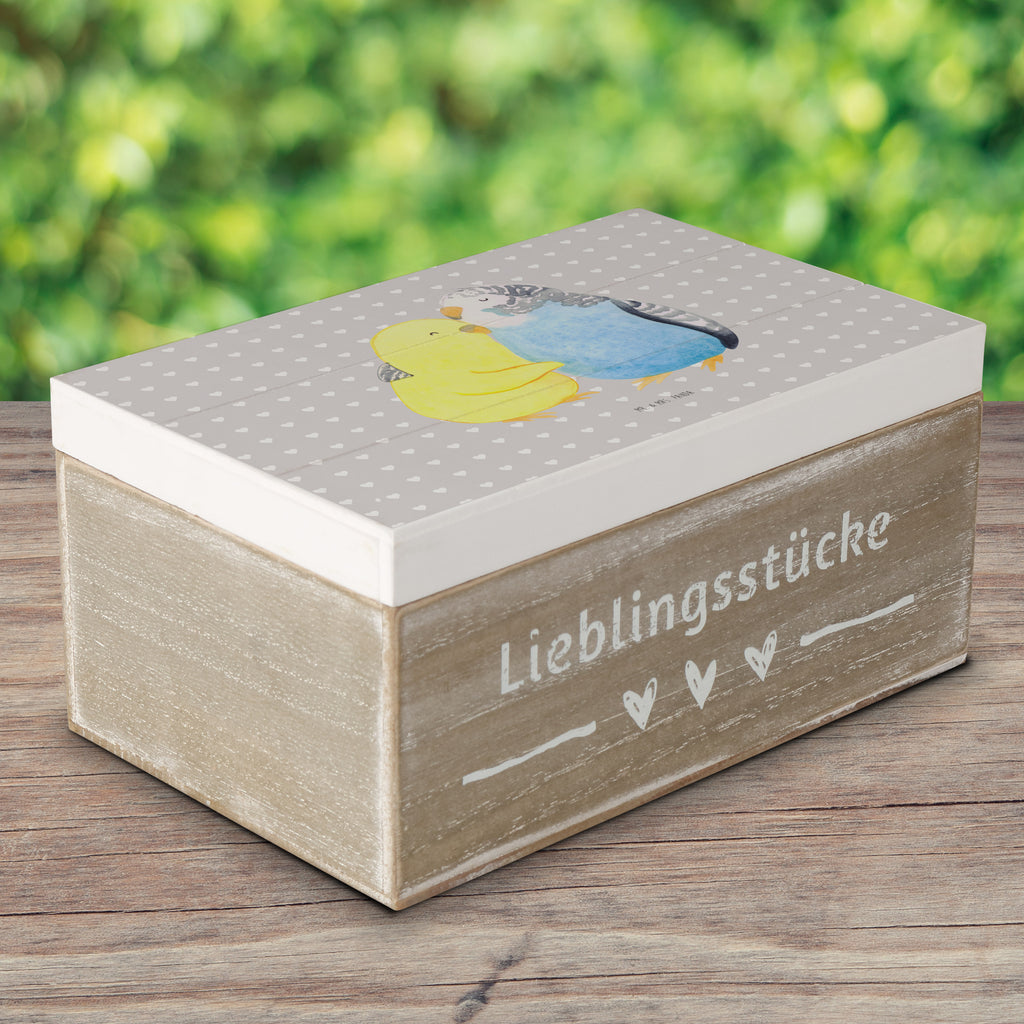 Holzkiste Wellensittich Liebe Holzkiste, Kiste, Schatzkiste, Truhe, Schatulle, XXL, Erinnerungsbox, Erinnerungskiste, Dekokiste, Aufbewahrungsbox, Liebe, Partner, Freund, Freundin, Ehemann, Ehefrau, Heiraten, Verlobung, Heiratsantrag, Liebesgeschenk, Jahrestag, Hocheitstag, Vögel, Wellensittich, Nähe, Kuscheln, Vertrauen