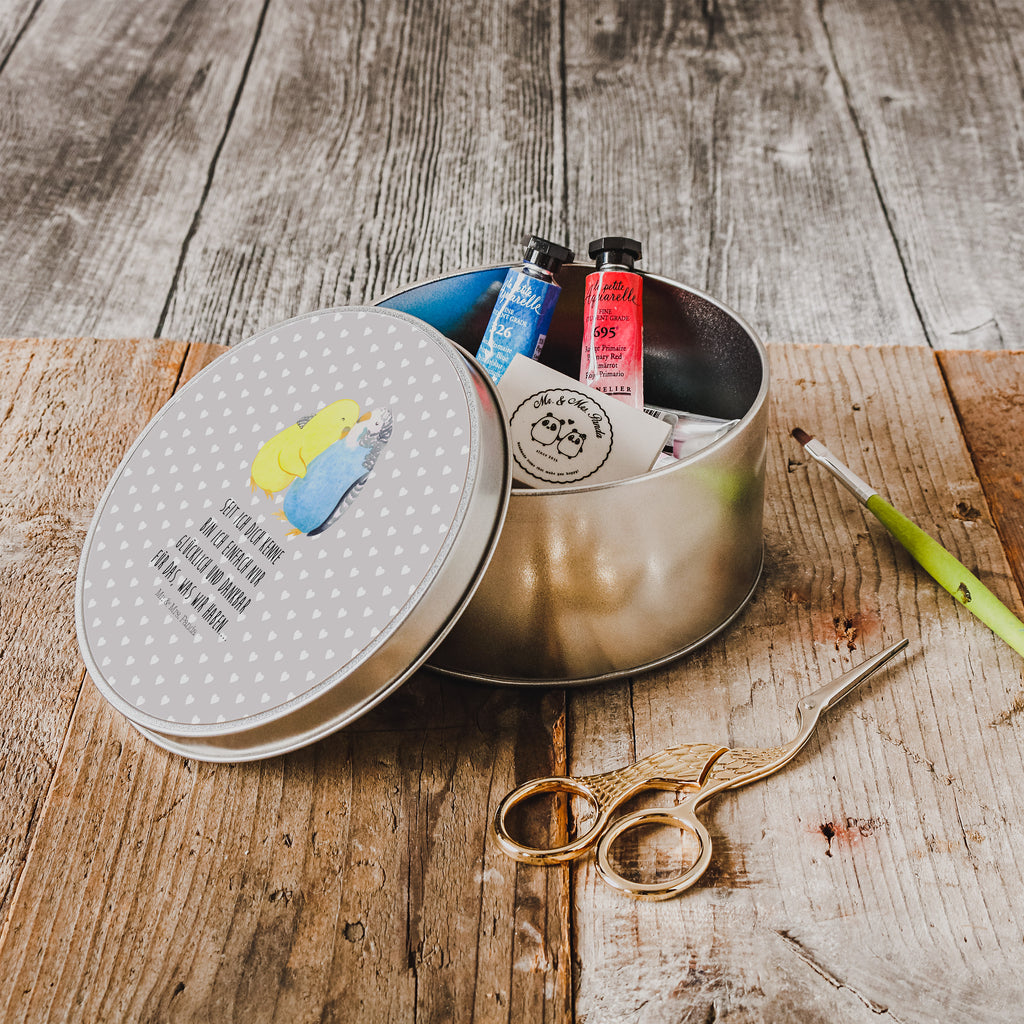 Blechdose rund Wellensittich Liebe Metalldose, Keksdose, Dose, Vorratsdose, Geschenkbox, Liebe, Partner, Freund, Freundin, Ehemann, Ehefrau, Heiraten, Verlobung, Heiratsantrag, Liebesgeschenk, Jahrestag, Hocheitstag, Vögel, Wellensittich, Nähe, Kuscheln, Vertrauen