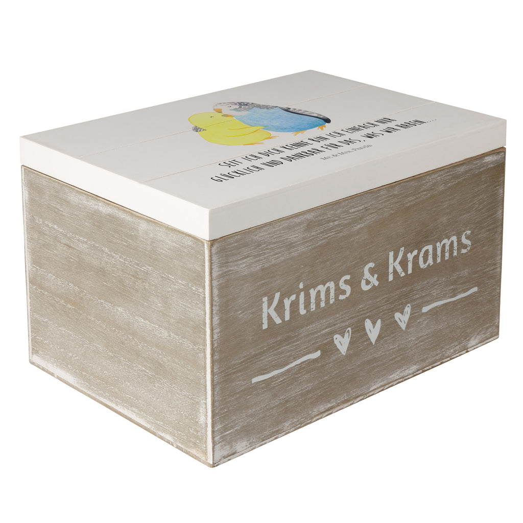 Holzkiste Wellensittich Liebe Holzkiste, Kiste, Schatzkiste, Truhe, Schatulle, XXL, Erinnerungsbox, Erinnerungskiste, Dekokiste, Aufbewahrungsbox, Liebe, Partner, Freund, Freundin, Ehemann, Ehefrau, Heiraten, Verlobung, Heiratsantrag, Liebesgeschenk, Jahrestag, Hocheitstag, Vögel, Wellensittich, Nähe, Kuscheln, Vertrauen