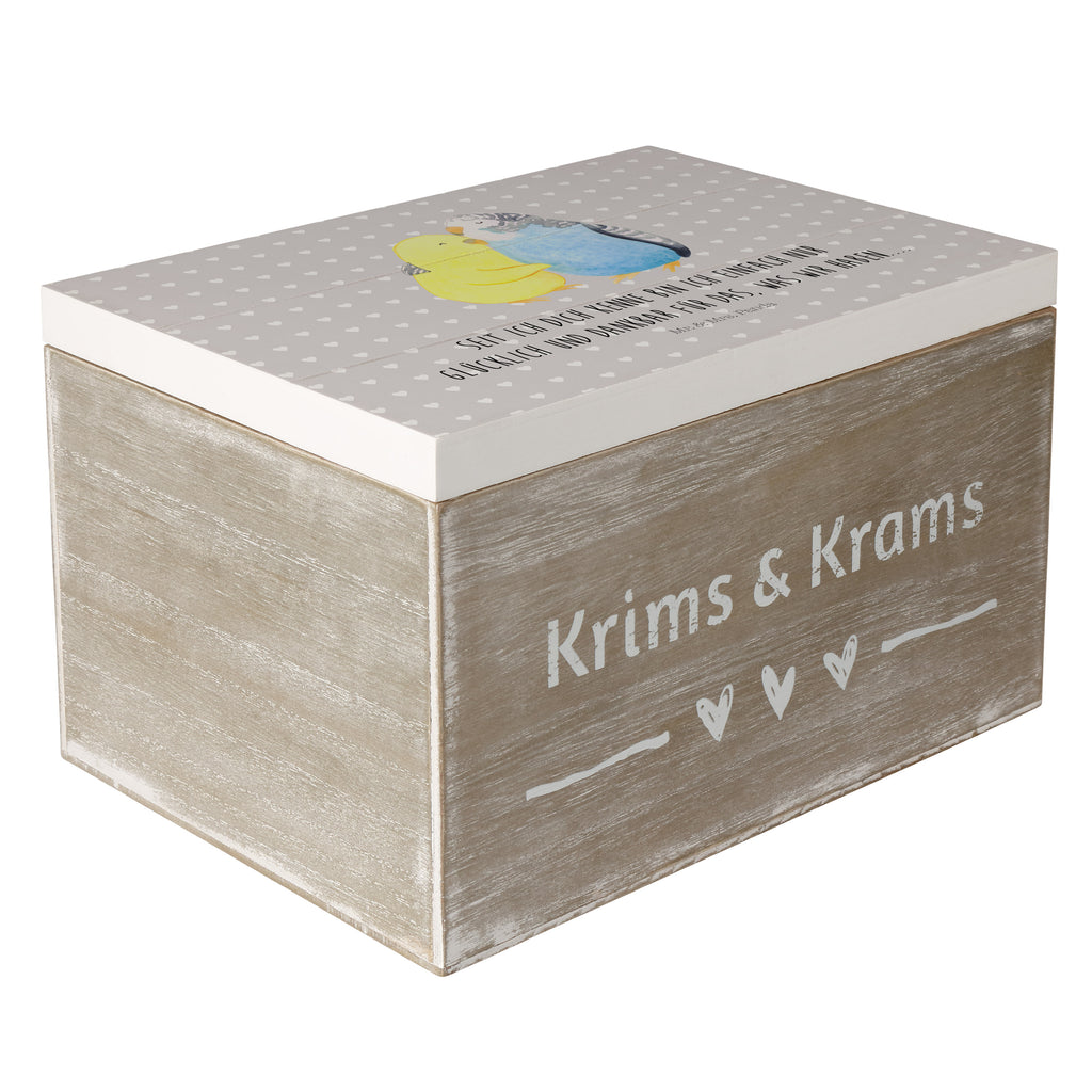 Holzkiste Wellensittich Liebe Holzkiste, Kiste, Schatzkiste, Truhe, Schatulle, XXL, Erinnerungsbox, Erinnerungskiste, Dekokiste, Aufbewahrungsbox, Liebe, Partner, Freund, Freundin, Ehemann, Ehefrau, Heiraten, Verlobung, Heiratsantrag, Liebesgeschenk, Jahrestag, Hocheitstag, Vögel, Wellensittich, Nähe, Kuscheln, Vertrauen