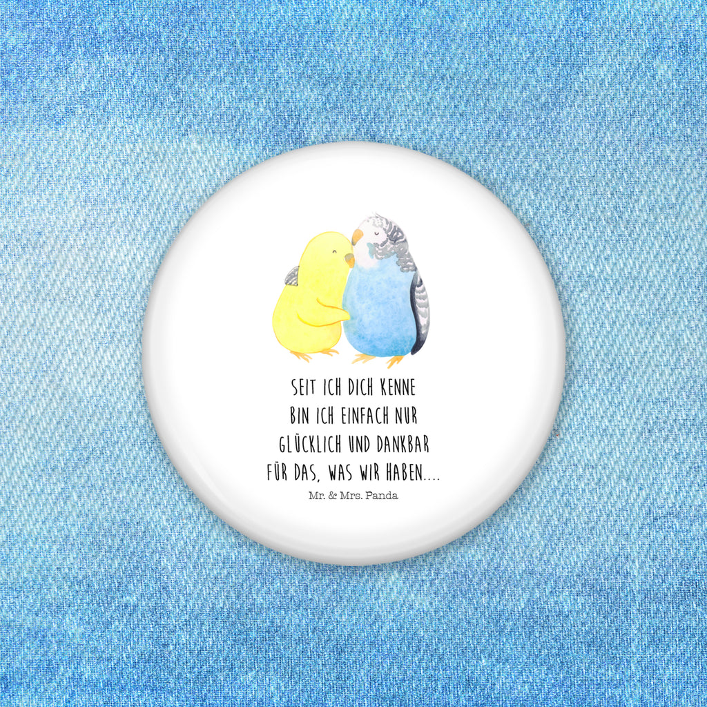50mm Button Wellensittich Liebe 50mm Button, Button, Pin, Anstecknadel, Liebe, Partner, Freund, Freundin, Ehemann, Ehefrau, Heiraten, Verlobung, Heiratsantrag, Liebesgeschenk, Jahrestag, Hocheitstag, Vögel, Wellensittich, Nähe, Kuscheln, Vertrauen