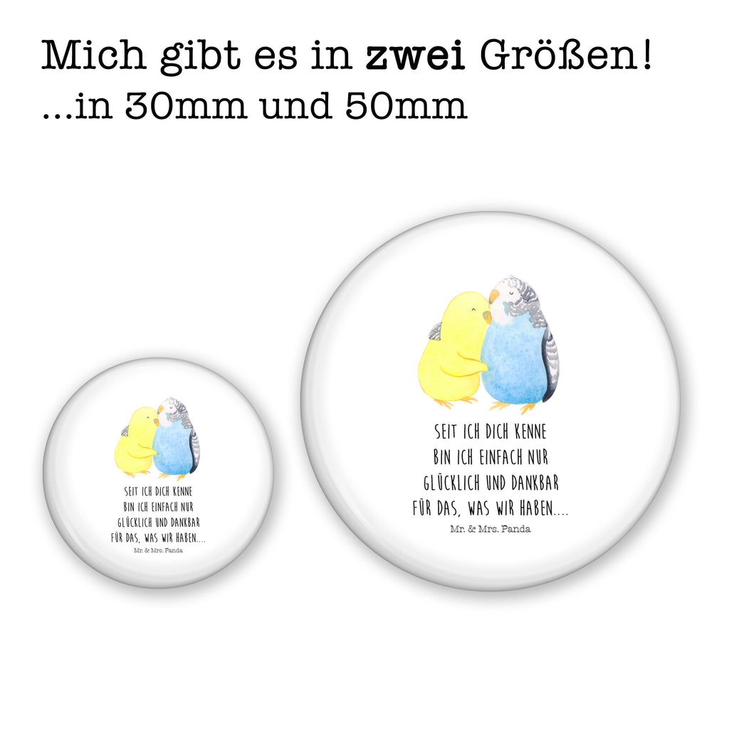 50mm Button Wellensittich Liebe 50mm Button, Button, Pin, Anstecknadel, Liebe, Partner, Freund, Freundin, Ehemann, Ehefrau, Heiraten, Verlobung, Heiratsantrag, Liebesgeschenk, Jahrestag, Hocheitstag, Vögel, Wellensittich, Nähe, Kuscheln, Vertrauen