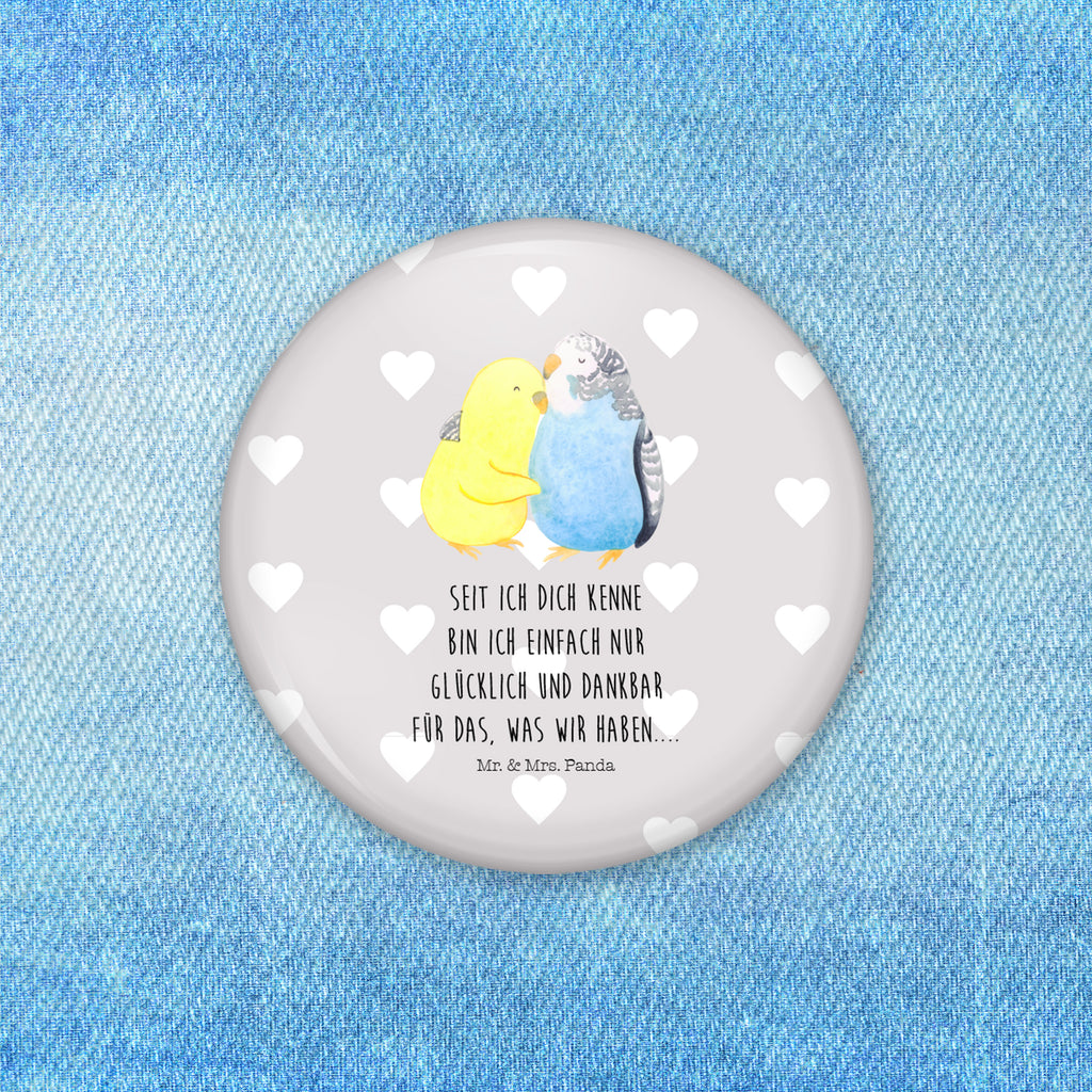 50mm Button Wellensittich Liebe 50mm Button, Button, Pin, Anstecknadel, Liebe, Partner, Freund, Freundin, Ehemann, Ehefrau, Heiraten, Verlobung, Heiratsantrag, Liebesgeschenk, Jahrestag, Hocheitstag, Vögel, Wellensittich, Nähe, Kuscheln, Vertrauen