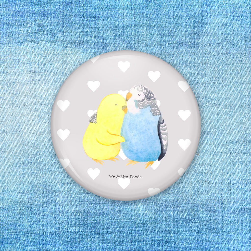 50mm Button Wellensittich Liebe 50mm Button, Button, Pin, Anstecknadel, Liebe, Partner, Freund, Freundin, Ehemann, Ehefrau, Heiraten, Verlobung, Heiratsantrag, Liebesgeschenk, Jahrestag, Hocheitstag, Vögel, Wellensittich, Nähe, Kuscheln, Vertrauen