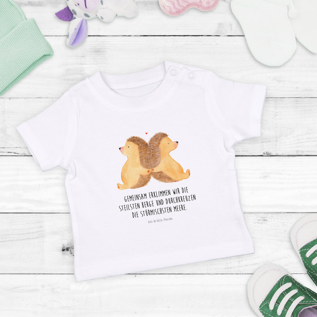 Organic Baby Shirt Igel händchenhaltend Baby T-Shirt, Jungen Baby T-Shirt, Mädchen Baby T-Shirt, Shirt, Liebe, Partner, Freund, Freundin, Ehemann, Ehefrau, Heiraten, Verlobung, Heiratsantrag, Liebesgeschenk, Jahrestag, Hocheitstag, Igel, Igelliebe, Hand in Hand, Liebesbeweis, große Liebe, Liebesbotschaft, Hochzeit, Lieblingsmensch, Gemeinsamkeit, Love, Geschenk für zwei