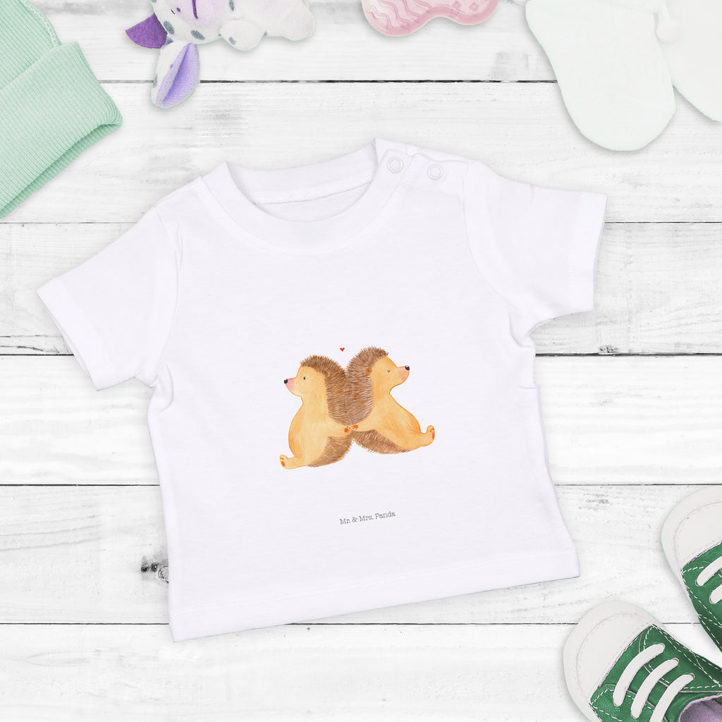 Organic Baby Shirt Igel händchenhaltend Baby T-Shirt, Jungen Baby T-Shirt, Mädchen Baby T-Shirt, Shirt, Liebe, Partner, Freund, Freundin, Ehemann, Ehefrau, Heiraten, Verlobung, Heiratsantrag, Liebesgeschenk, Jahrestag, Hocheitstag, Igel, Igelliebe, Hand in Hand, Liebesbeweis, große Liebe, Liebesbotschaft, Hochzeit, Lieblingsmensch, Gemeinsamkeit, Love, Geschenk für zwei