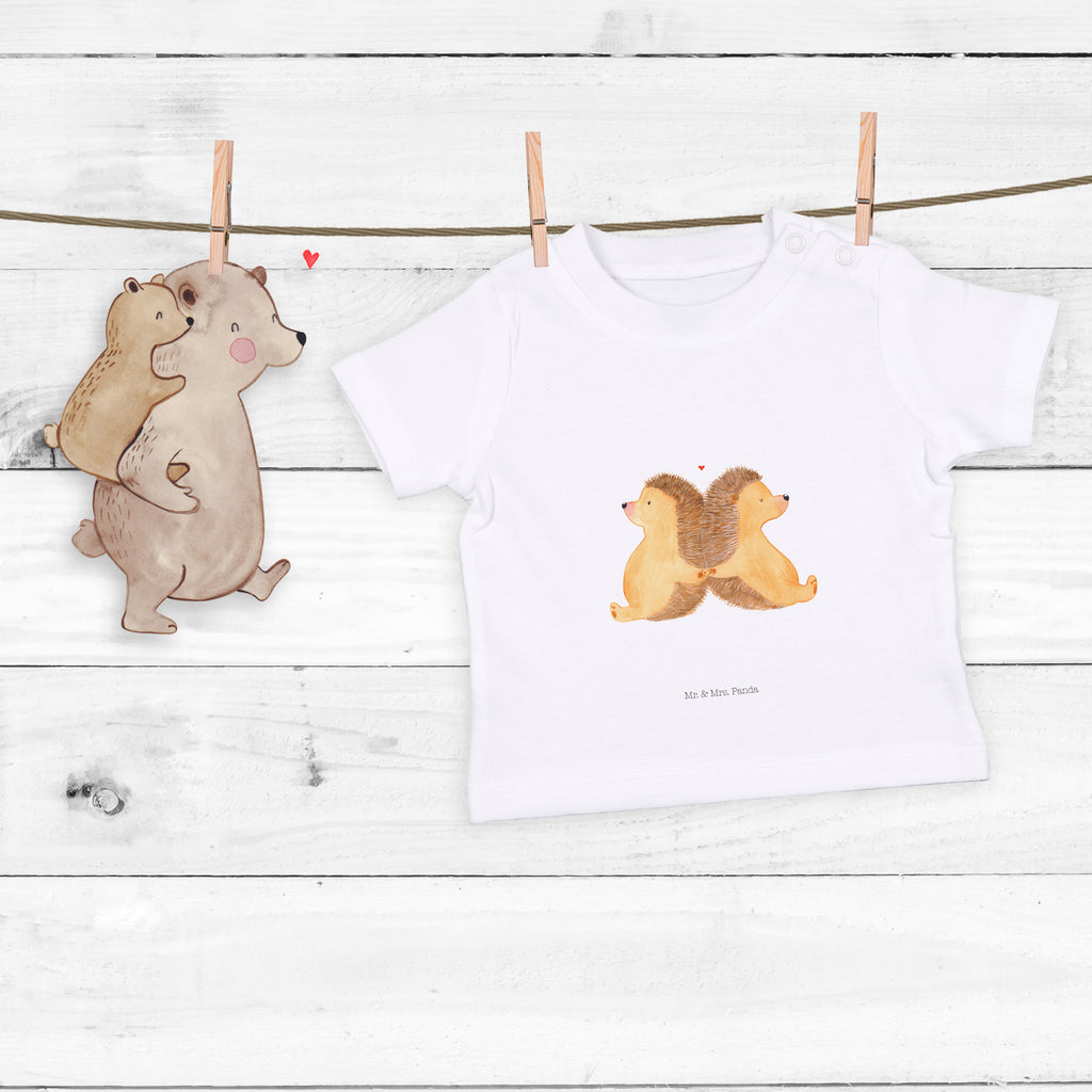 Organic Baby Shirt Igel händchenhaltend Baby T-Shirt, Jungen Baby T-Shirt, Mädchen Baby T-Shirt, Shirt, Liebe, Partner, Freund, Freundin, Ehemann, Ehefrau, Heiraten, Verlobung, Heiratsantrag, Liebesgeschenk, Jahrestag, Hocheitstag, Igel, Igelliebe, Hand in Hand, Liebesbeweis, große Liebe, Liebesbotschaft, Hochzeit, Lieblingsmensch, Gemeinsamkeit, Love, Geschenk für zwei