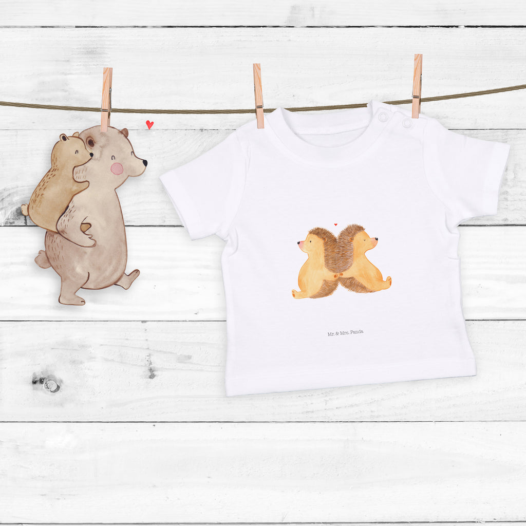 Organic Baby Shirt Igel händchenhaltend Baby T-Shirt, Jungen Baby T-Shirt, Mädchen Baby T-Shirt, Shirt, Liebe, Partner, Freund, Freundin, Ehemann, Ehefrau, Heiraten, Verlobung, Heiratsantrag, Liebesgeschenk, Jahrestag, Hocheitstag, Igel, Igelliebe, Hand in Hand, Liebesbeweis, große Liebe, Liebesbotschaft, Hochzeit, Lieblingsmensch, Gemeinsamkeit, Love, Geschenk für zwei