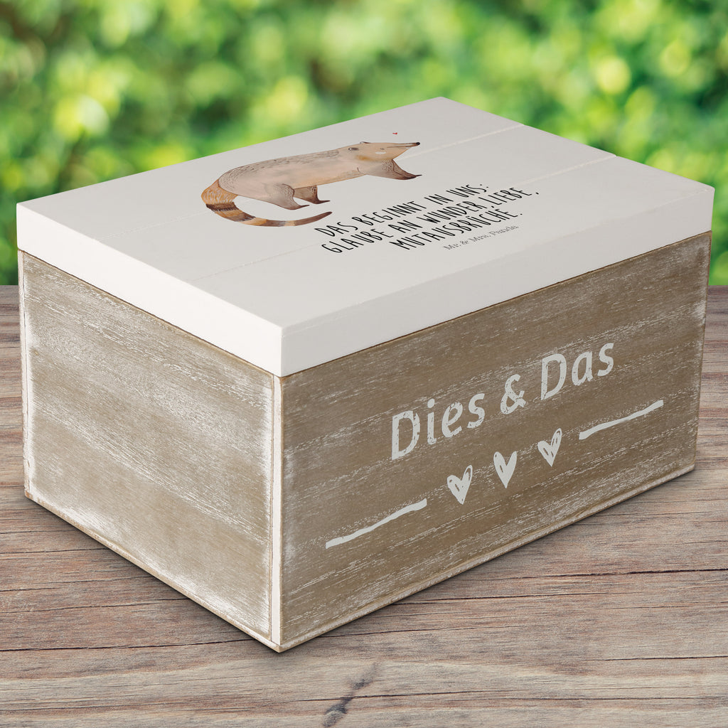 Holzkiste Nasenbär Holzkiste, Kiste, Schatzkiste, Truhe, Schatulle, XXL, Erinnerungsbox, Erinnerungskiste, Dekokiste, Aufbewahrungsbox, Tiermotive, Gute Laune, lustige Sprüche, Tiere, Nasenbär, Nasenbären, Rüsselbär, Bär
