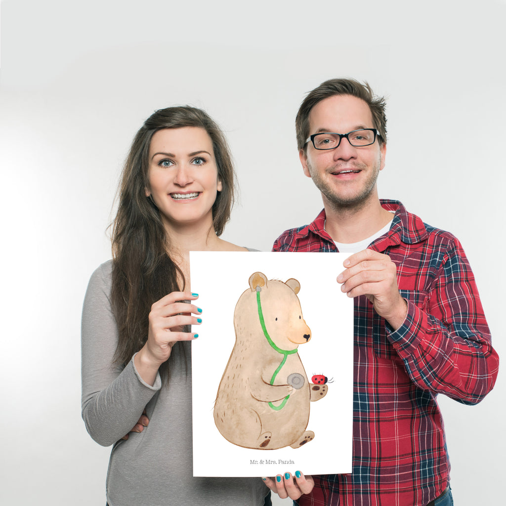 Poster Bär Arzt Poster, Wandposter, Bild, Wanddeko, Küchenposter, Kinderposter, Wanddeko Bild, Raumdekoration, Wanddekoration, Handgemaltes Poster, Mr. & Mrs. Panda Poster, Designposter, Kunstdruck, Posterdruck, Bär, Teddy, Teddybär, Arzt, Ärztin, Doktor, Professor, Doktorin, Professorin