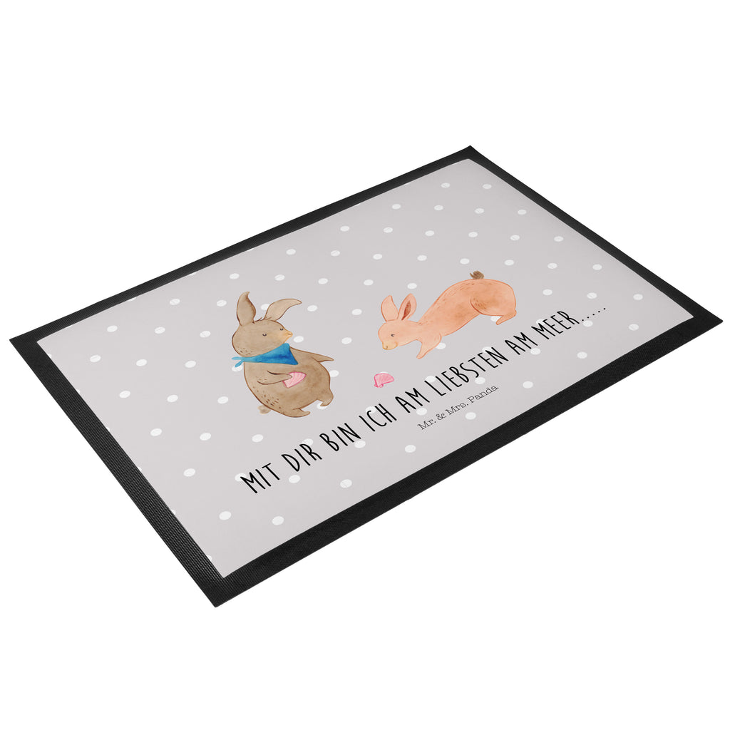Fußmatte Hasen Muschel Hasen, beste Freundin, Freundin, Freundinnen, best friends, BFF, Muscheln sammeln, Muscheln, Meer Türvorleger, Schmutzmatte, Fußabtreter, Matte, Schmutzfänger, Fußabstreifer, Schmutzfangmatte, Türmatte, Motivfußmatte,  Haustürmatte, Vorleger  Familie, Vatertag, Muttertag, Bruder, Schwester, Mama, Papa, Oma, Opa