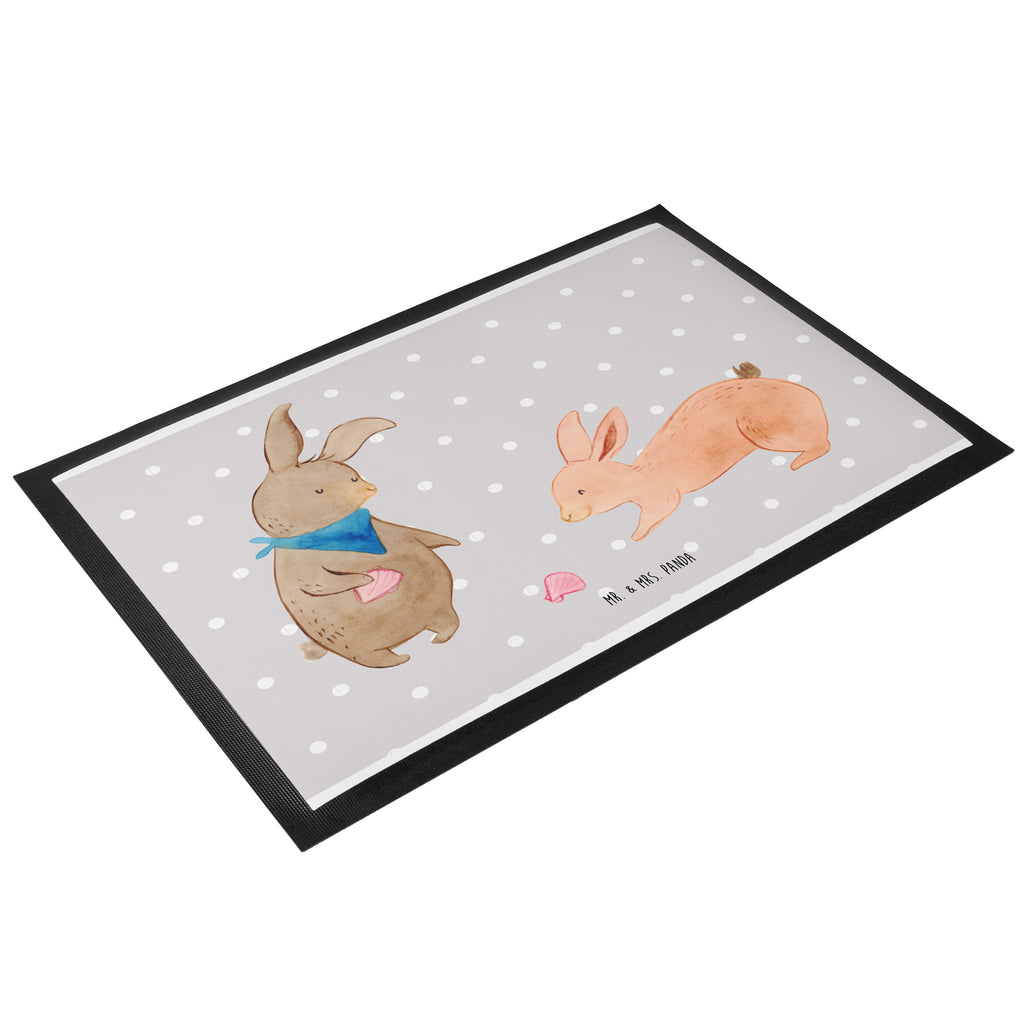 Fußmatte Hasen Muschel Hasen, beste Freundin, Freundin, Freundinnen, best friends, BFF, Muscheln sammeln, Muscheln, Meer Türvorleger, Schmutzmatte, Fußabtreter, Matte, Schmutzfänger, Fußabstreifer, Schmutzfangmatte, Türmatte, Motivfußmatte,  Haustürmatte, Vorleger  Familie, Vatertag, Muttertag, Bruder, Schwester, Mama, Papa, Oma, Opa